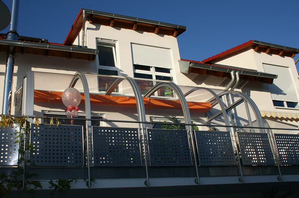 Installation abri de balcon coulissant Vöroka