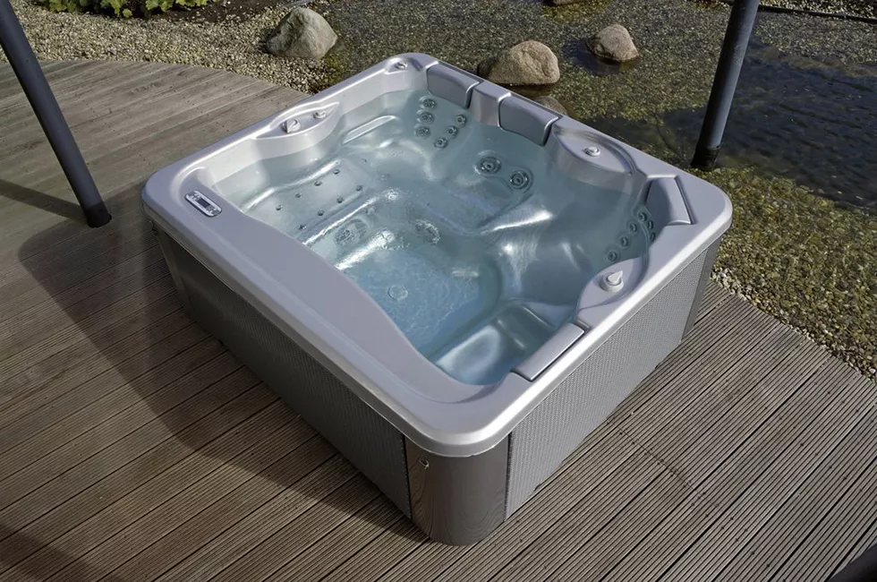 Spa portable jacuzzi vendu chez Pascal Riche