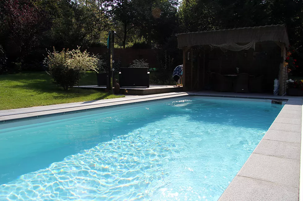 Piscine et abri discrets aménagés près de Couvin