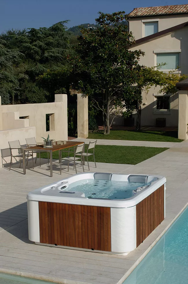 Magnifique spa portable effet bois Pascal Riche 