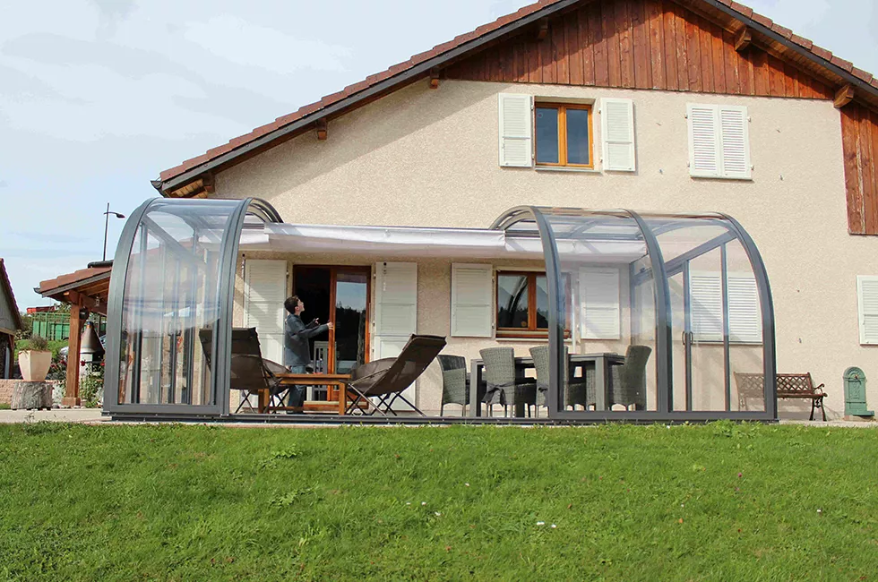 Véranda solaire coulissante Vöroka Saphir pour une villa