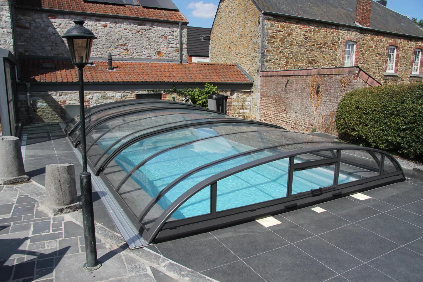 Installation d'une piscine à coque et d'un abri mi haut