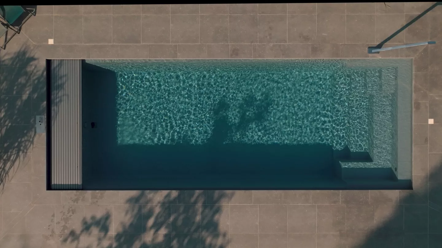 Piscine RivieraPool 1025/370 avec un escalier et banquette de détente en L