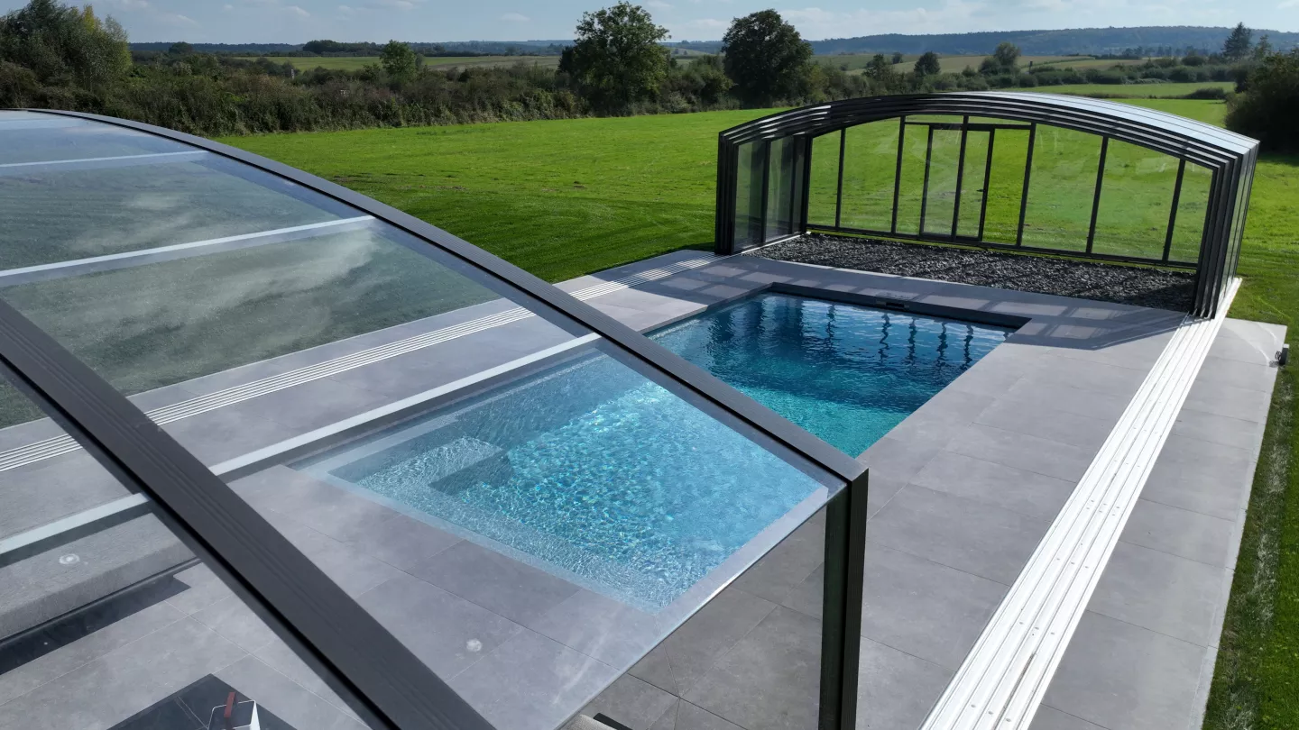 Abri de piscine haut sur piscine monocoque