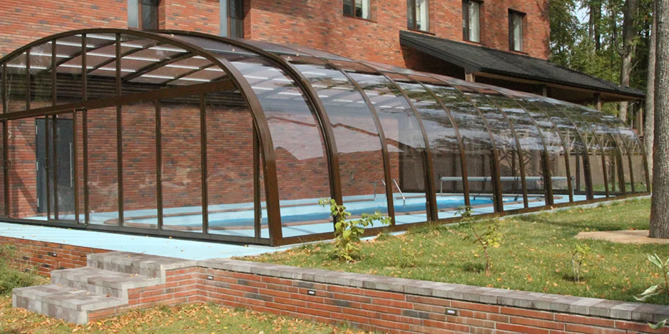 Installation d'un abri de piscine adossé pour un de nos clients