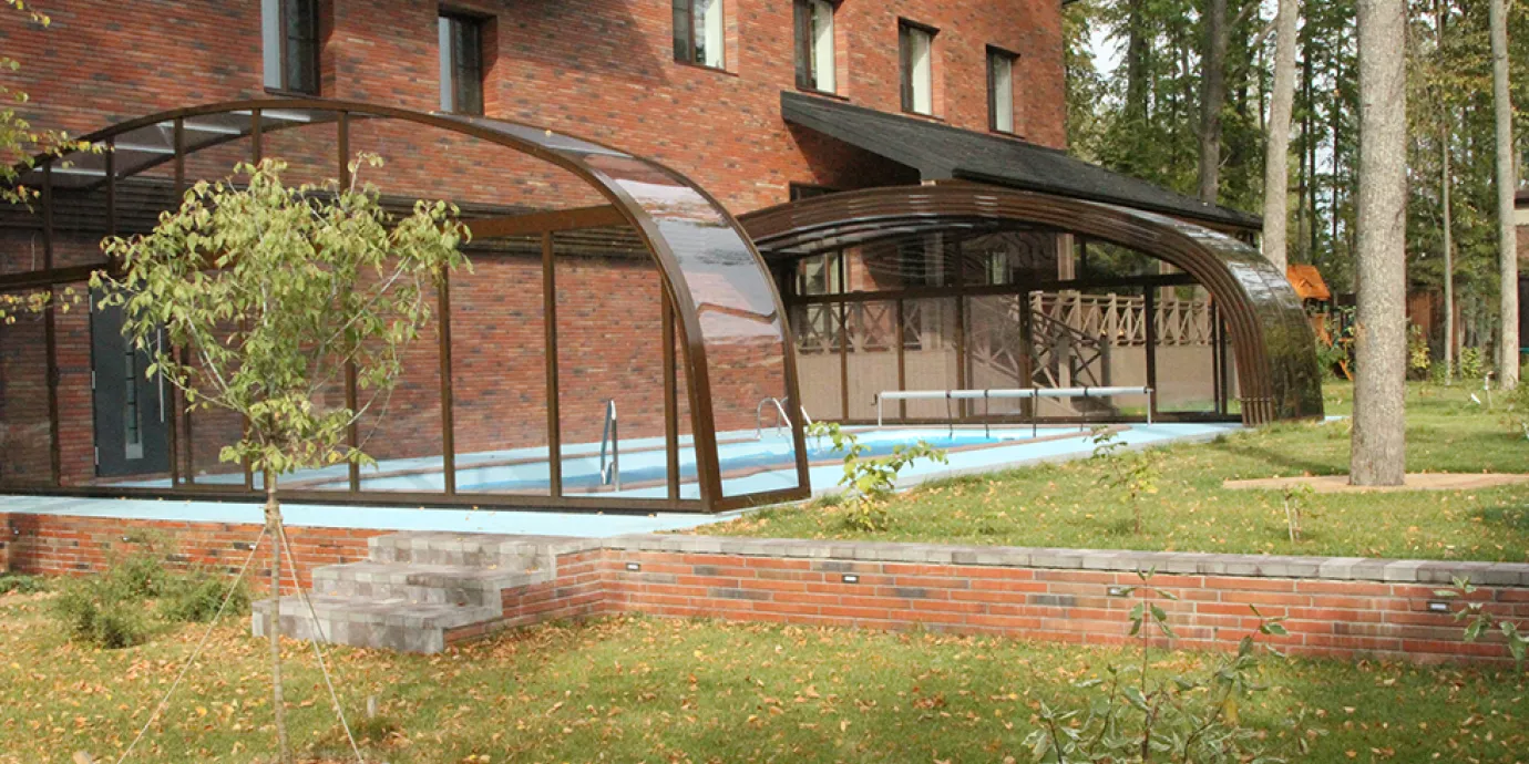 Installation d'un abri de piscine adossé pour un de nos clients