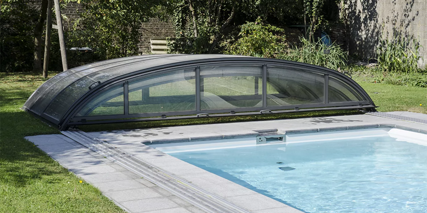 Magnifique installation design d'une piscine et de son abri bas dans la région de Charleroi