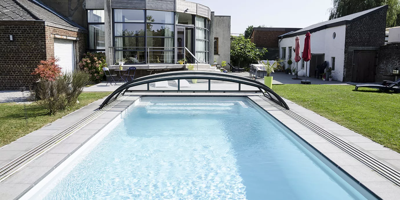 Magnifique installation design d'une piscine et de son abri bas dans la région de Charleroi