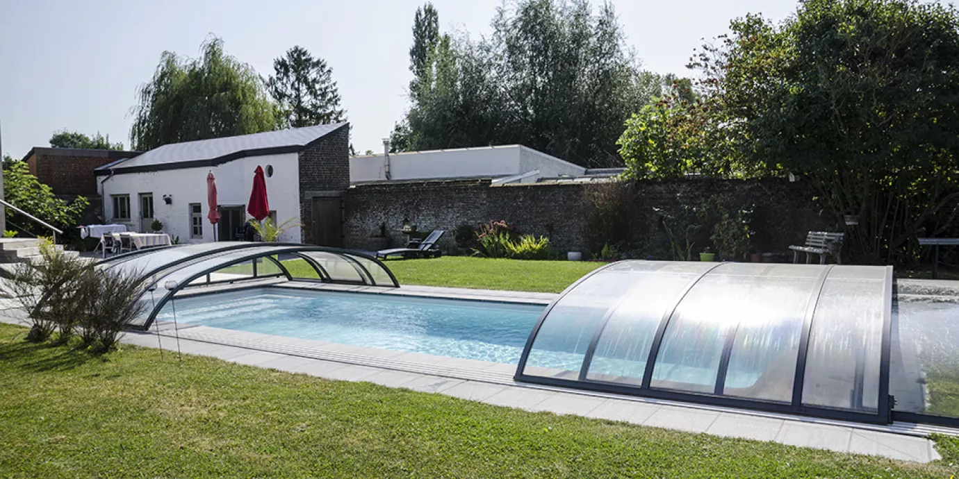 Magnifique installation design d'une piscine et de son abri bas dans la région de Charleroi