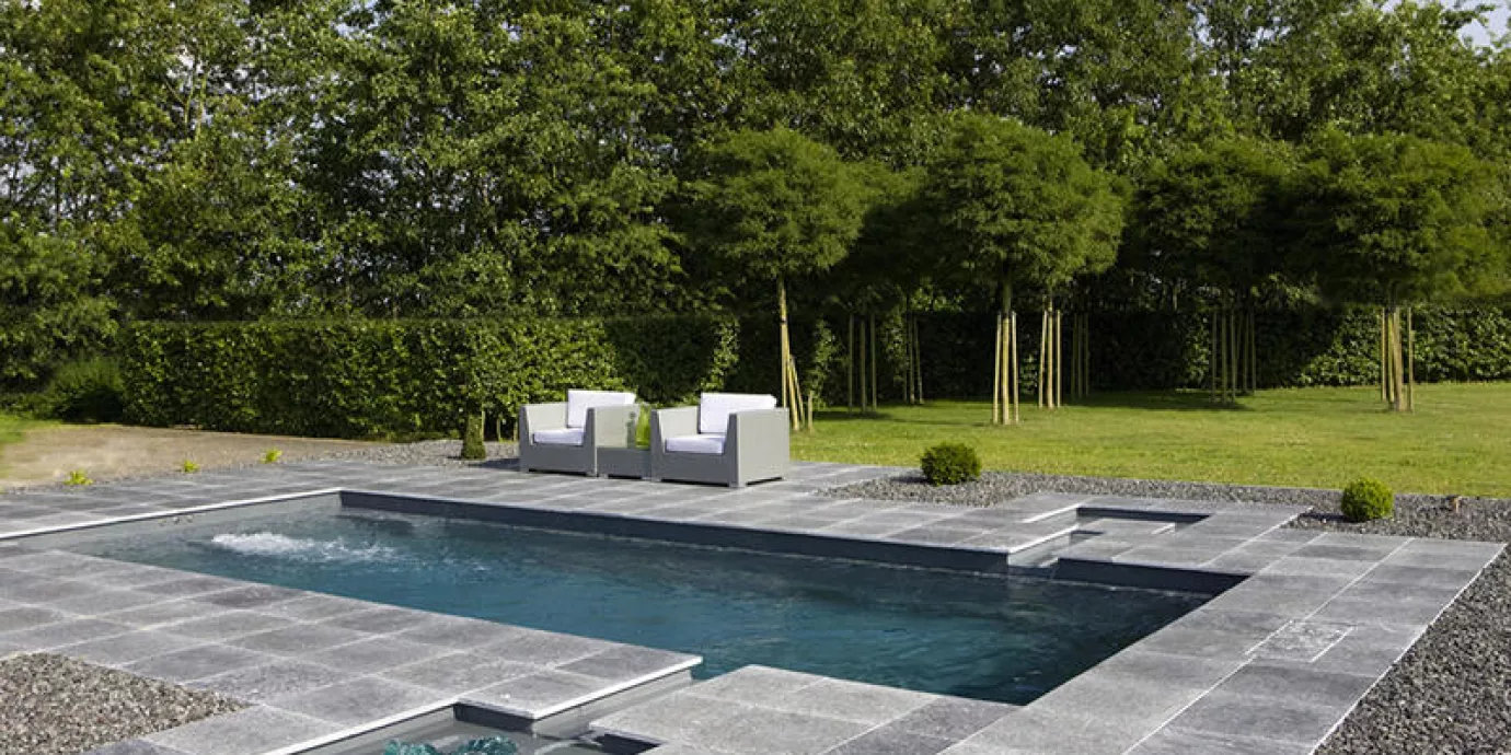 Installation d'une piscine naturelle monobloc RivieraPool D-Line