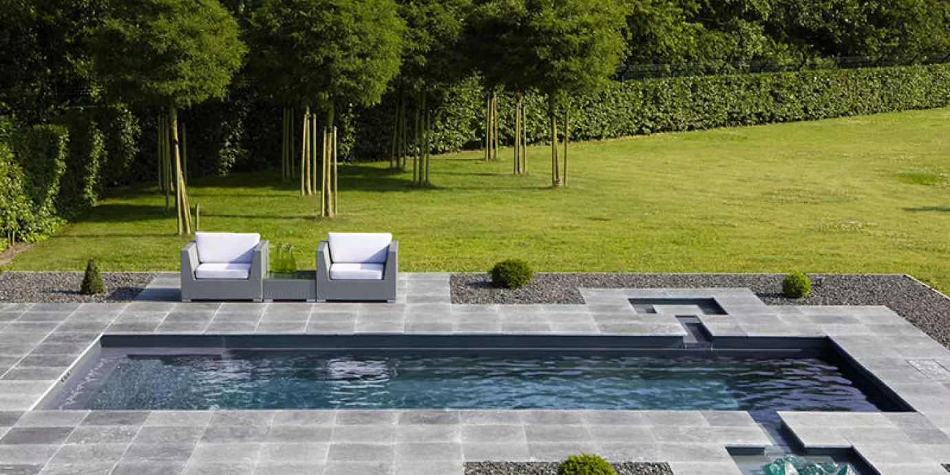 Installation d'une piscine naturelle monobloc RivieraPool D-Line