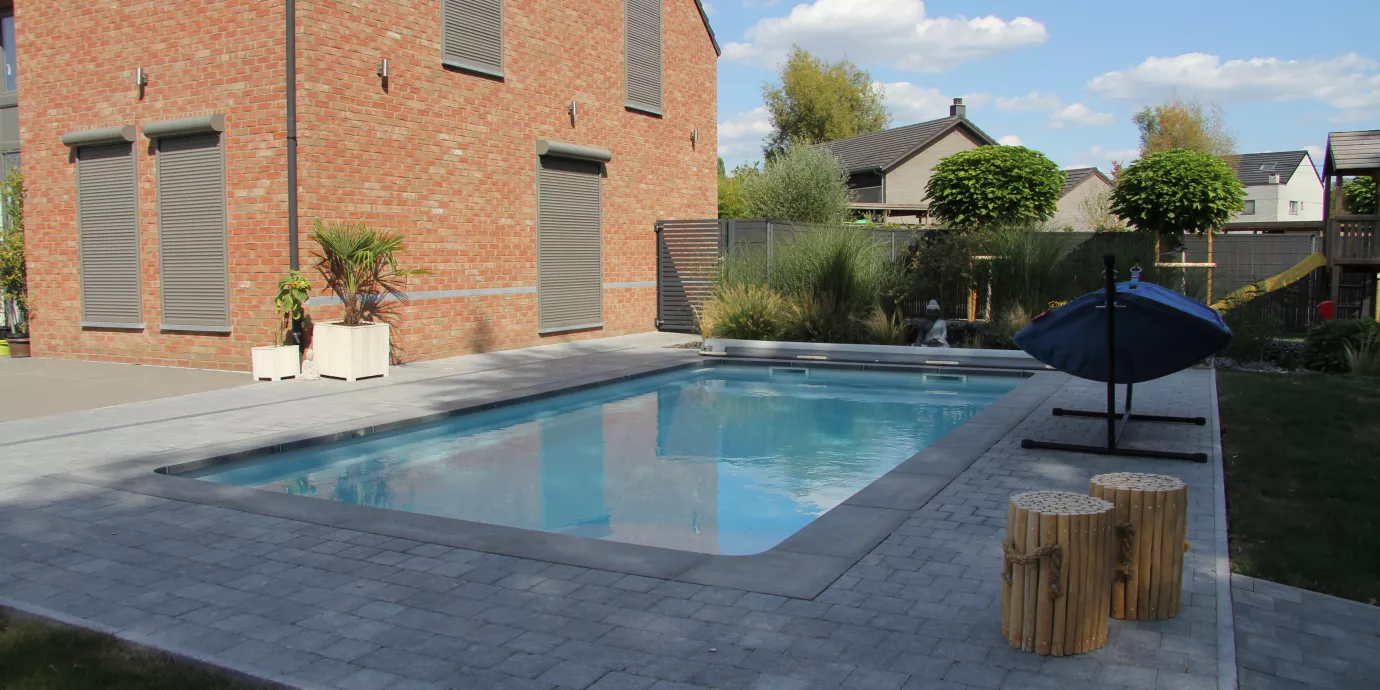 Installation d'une piscine mon de pra avec couverture à barre