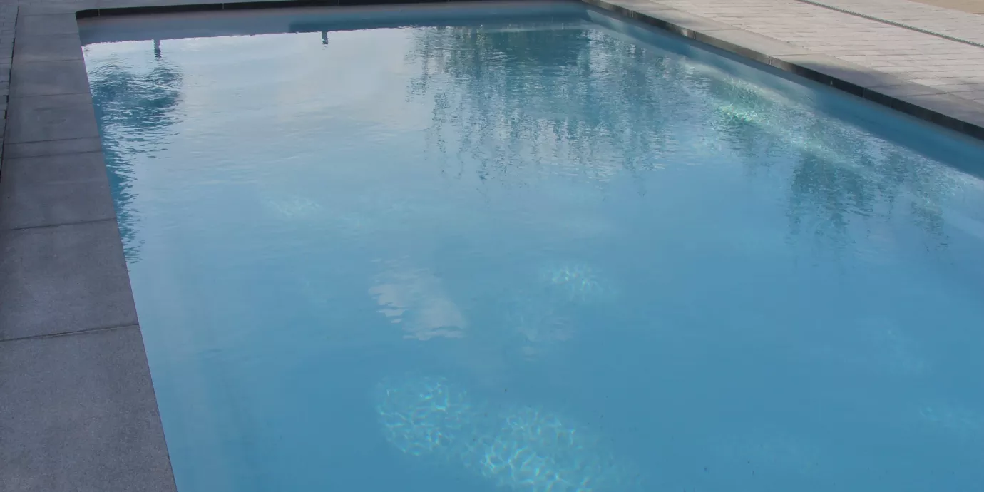 Couverture à barre sur piscine mon de pra