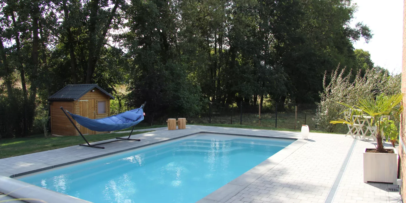 Installation d'une piscine mon de pra avec couverture à barre