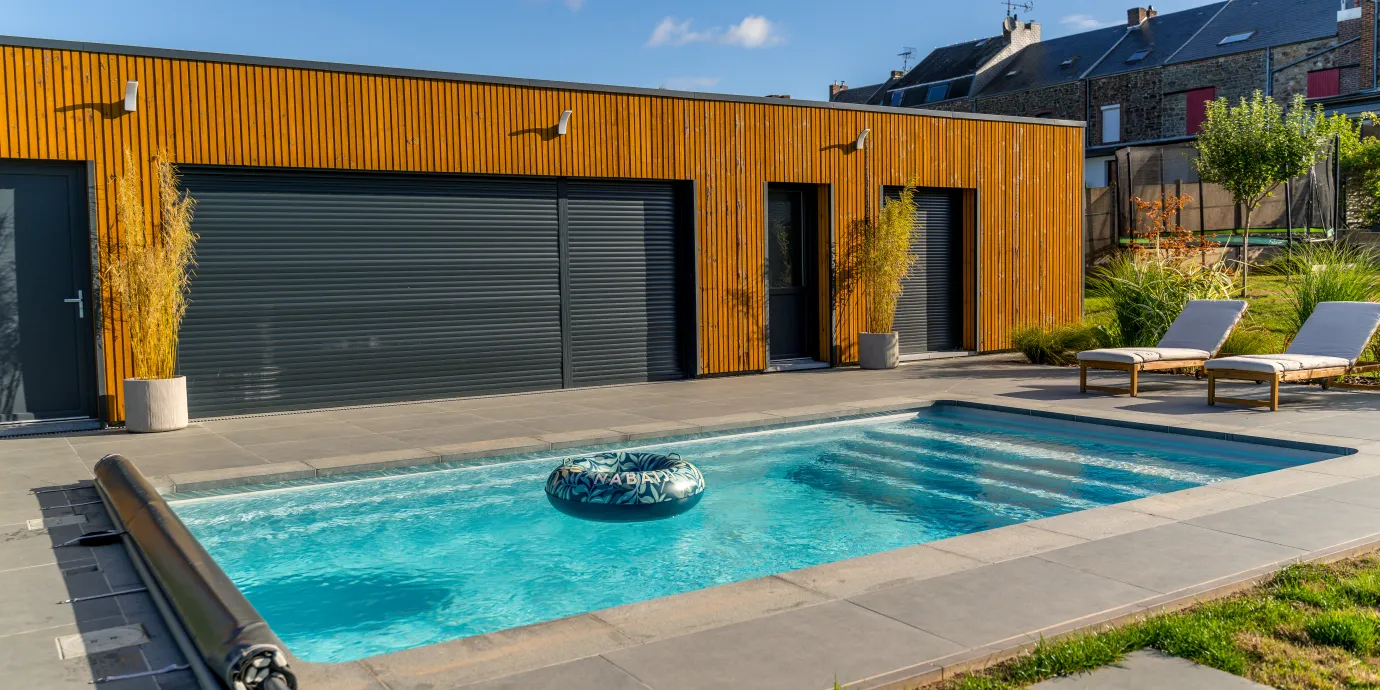 Piscine avec couverture à barres