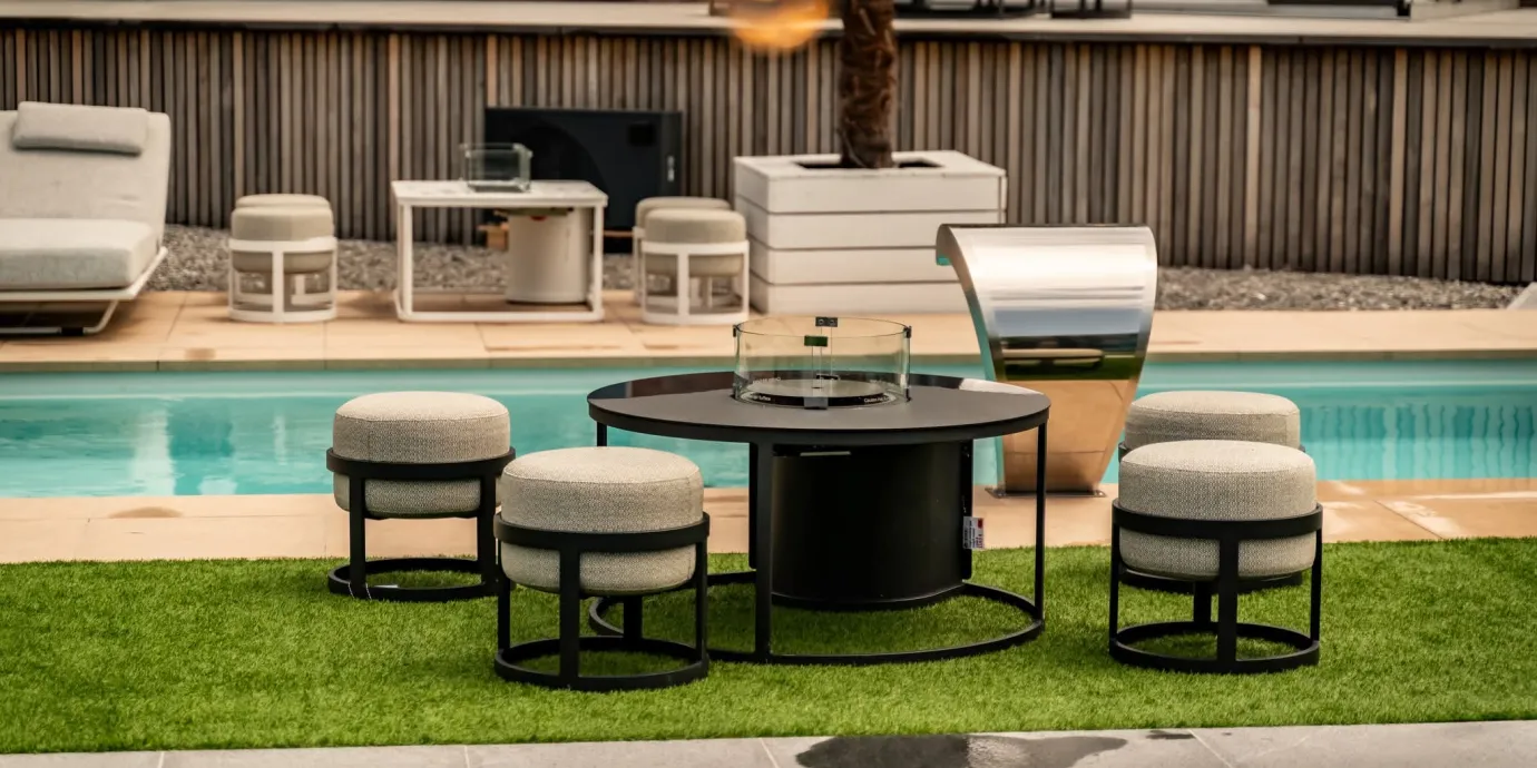 Mobilier design autour de la piscine