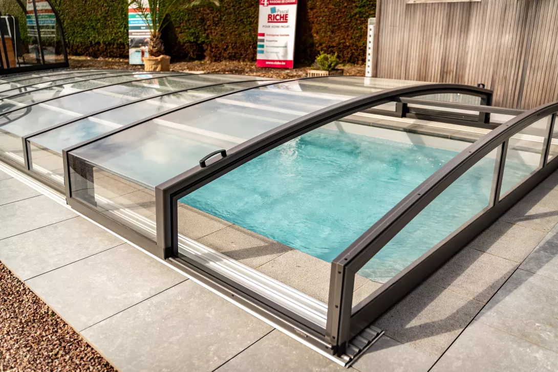 Abri bas piscine riche
