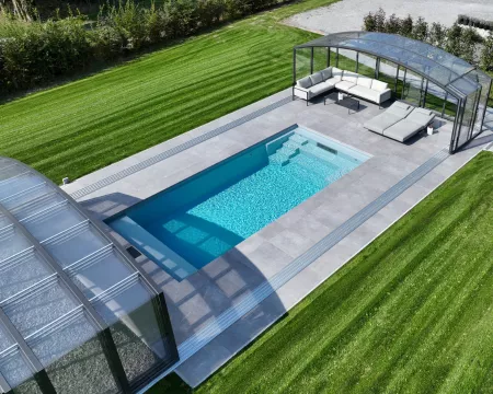 Abri de piscine Voroka