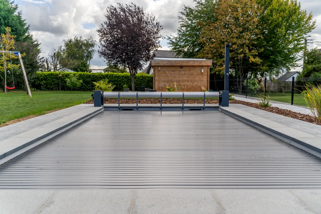 piscine-avec-volet-automatique-lames-solaires.jpg